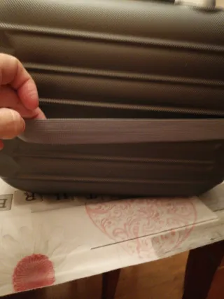 Neceser de viaje gris y plateado