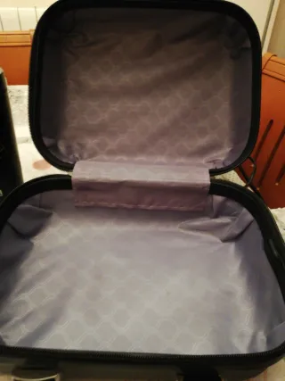 Neceser de viaje gris y plateado