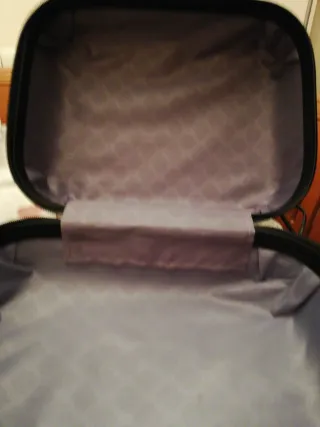 Neceser de viaje gris y plateado