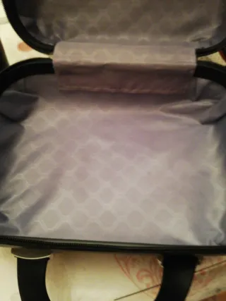 Neceser de viaje gris y plateado