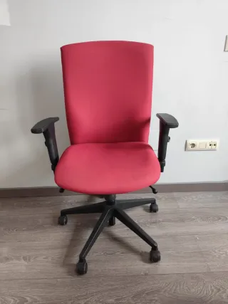 Silla de escritorio roja y negra
