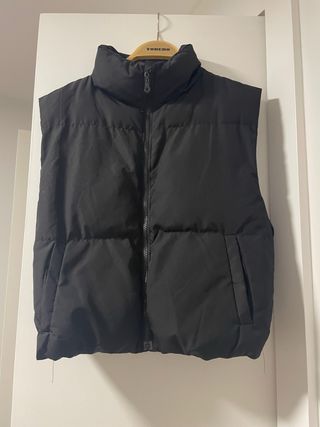 Chaleco negro acolchado sin mangas