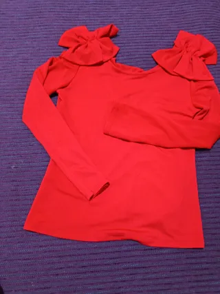 Blusa roja con lazos en hombros