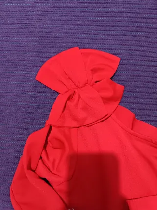 Blusa roja con lazos en hombros
