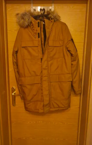 Parka larga marrón con capucha para hombre.