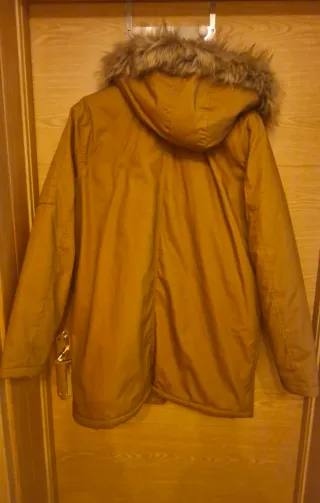 Parka larga marrón con capucha para hombre.