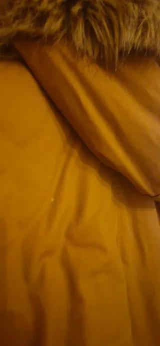 Parka larga marrón con capucha para hombre.