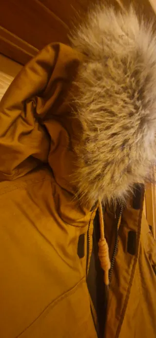 Parka larga marrón con capucha para hombre.