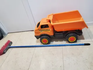 Camión de juguete grande naranja