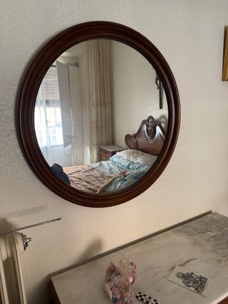 Espejo ovalado de madera
