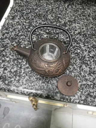 Tetera de hierro fundido con dragón