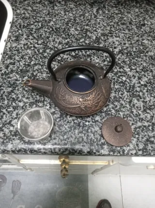 Tetera de hierro fundido con dragón