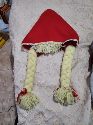 Gorro Caperucita Roja con Trenzas