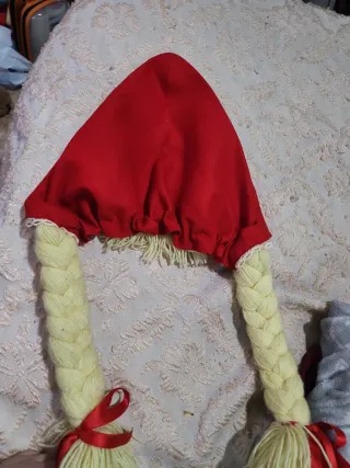 Gorro Caperucita Roja con Trenzas