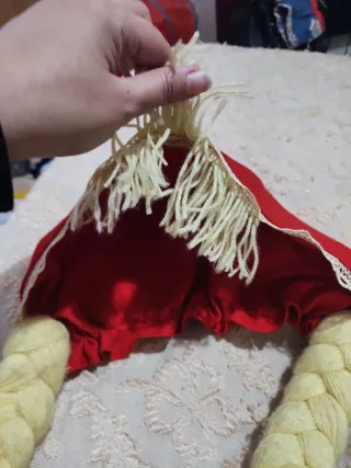 Gorro Caperucita Roja con Trenzas