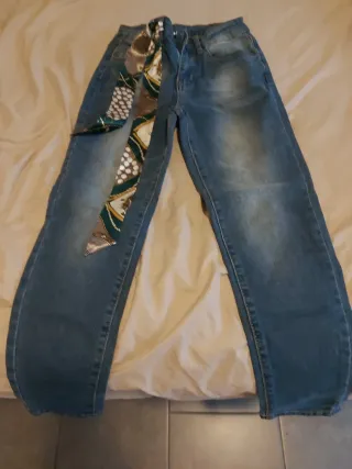 Pantalón tejano azul con pañuelo