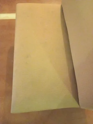 Sofá pequeño de tela marrón