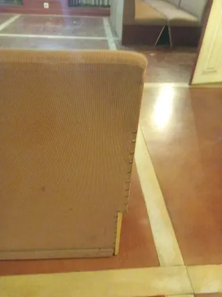 Sofá pequeño de tela marrón