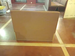 Sofá pequeño de tela marrón