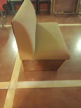 Sofá pequeño de tela marrón