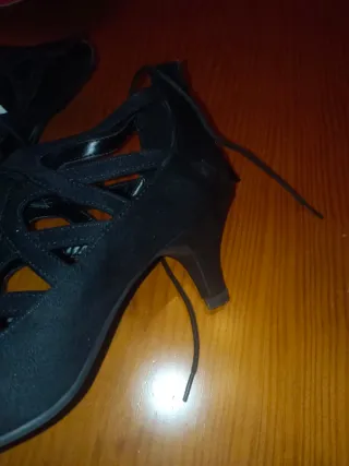 Zapatos de tacón negros para mujer