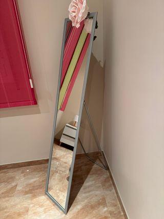 Specchio da terra con cornice grigia