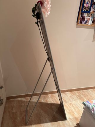 Specchio da terra con cornice grigia