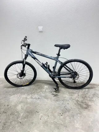 Bicicleta de montaña gris