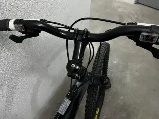 Bicicleta de montaña gris