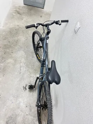 Bicicleta de montaña gris
