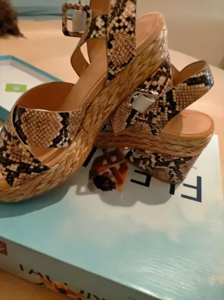 Sandalias de cuña con estampado de serpiente