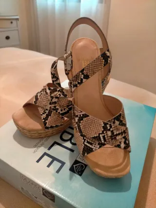 Sandalias de cuña con estampado de serpiente