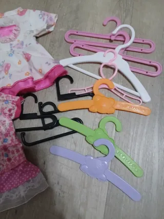 Vestidos y perchas Nenuco