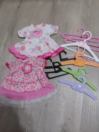 Vestidos y perchas Nenuco