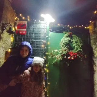 Corona Navideña con Adornos Rojos