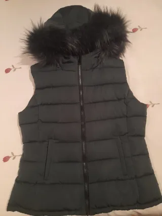 Chaleco Kelrebec verde con capucha