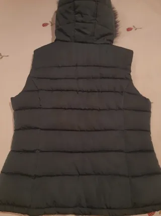 Chaleco Kelrebec verde con capucha