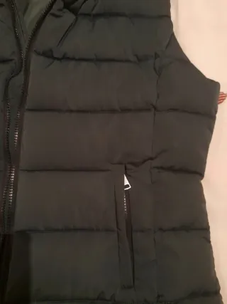 Chaleco Kelrebec verde con capucha