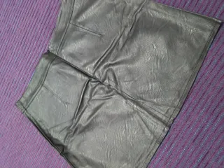 Falda de polipiel negro.