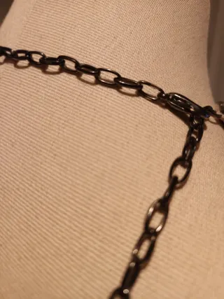 Collana con piume e cristalli