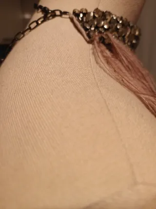 Collana con piume e cristalli