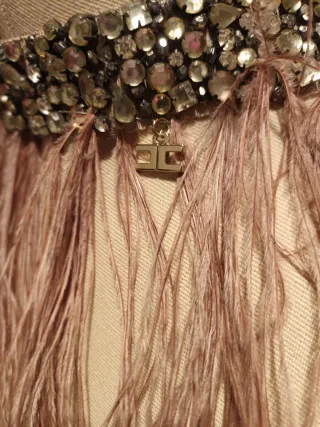 Collana con piume e cristalli