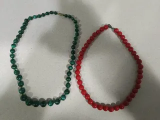Collane di perle verdi e rosse