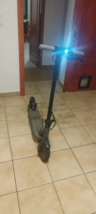 Patinete eléctrico con cargador