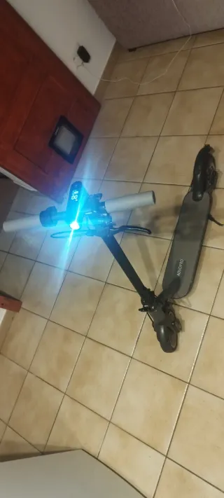 Patinete eléctrico con cargador