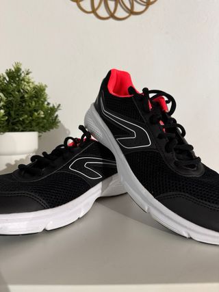 Zapatillas running Kalenji negras y rosas