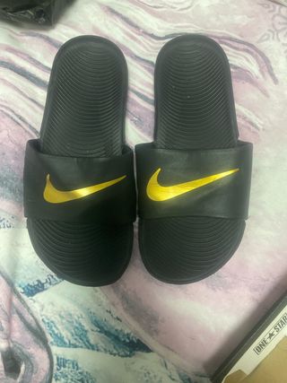 Sandalias Nike Negras y Doradas