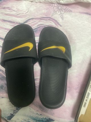 Sandalias Nike Negras y Doradas