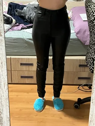 Pantalón efecto piel Pull&Bear mujer talla 34