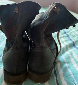 Botas de mujer negras y marrones